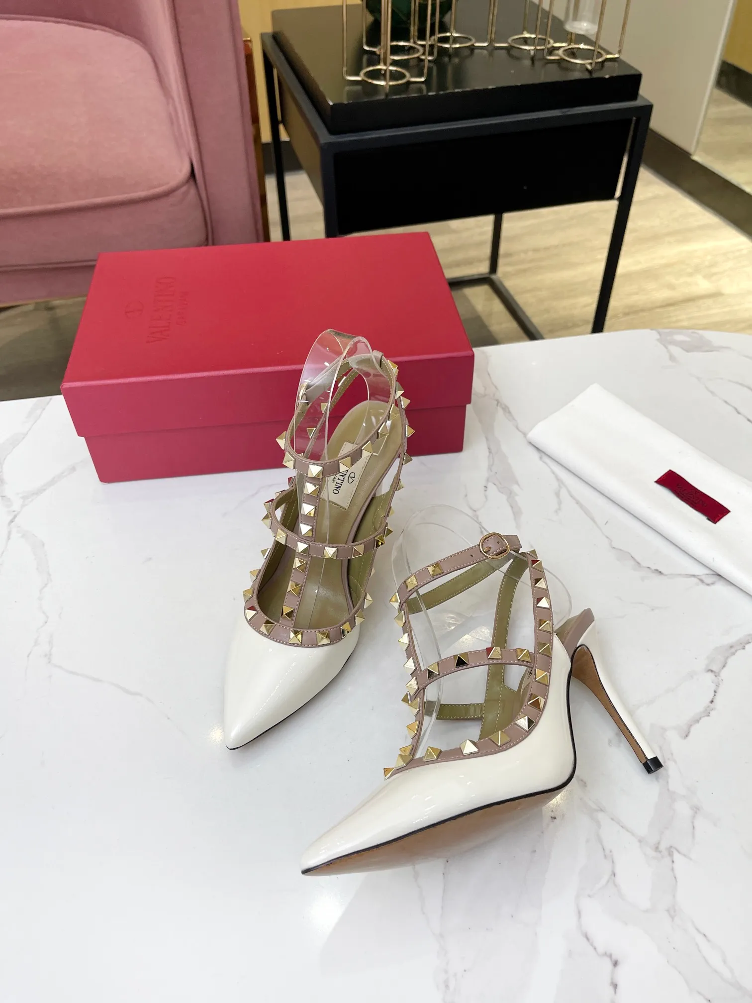 👟👟Ex-factory price 520👟👟 Top version 𝑉𝐴𝐿𝐸𝑁𝑇𝐼𝑁𝑂 Valentino new spring and summer (new color) women's back empty (new generation cow patent leather) sandals. The unique [unique V family rivet design] brings out a full sense of high-end, and the new season will live up to expectations! Worth buying★Absolutely high-grade❥Original method, Absolutely sensual❥Elegant style, creating a different feeling, simple and elegant style!  Code number: 35-41 (34-42 customized, non-returnable) Lining: inner sheepskin Heel height: 9.5cm (two-ring strap) 6.5cm (three-ring strap)